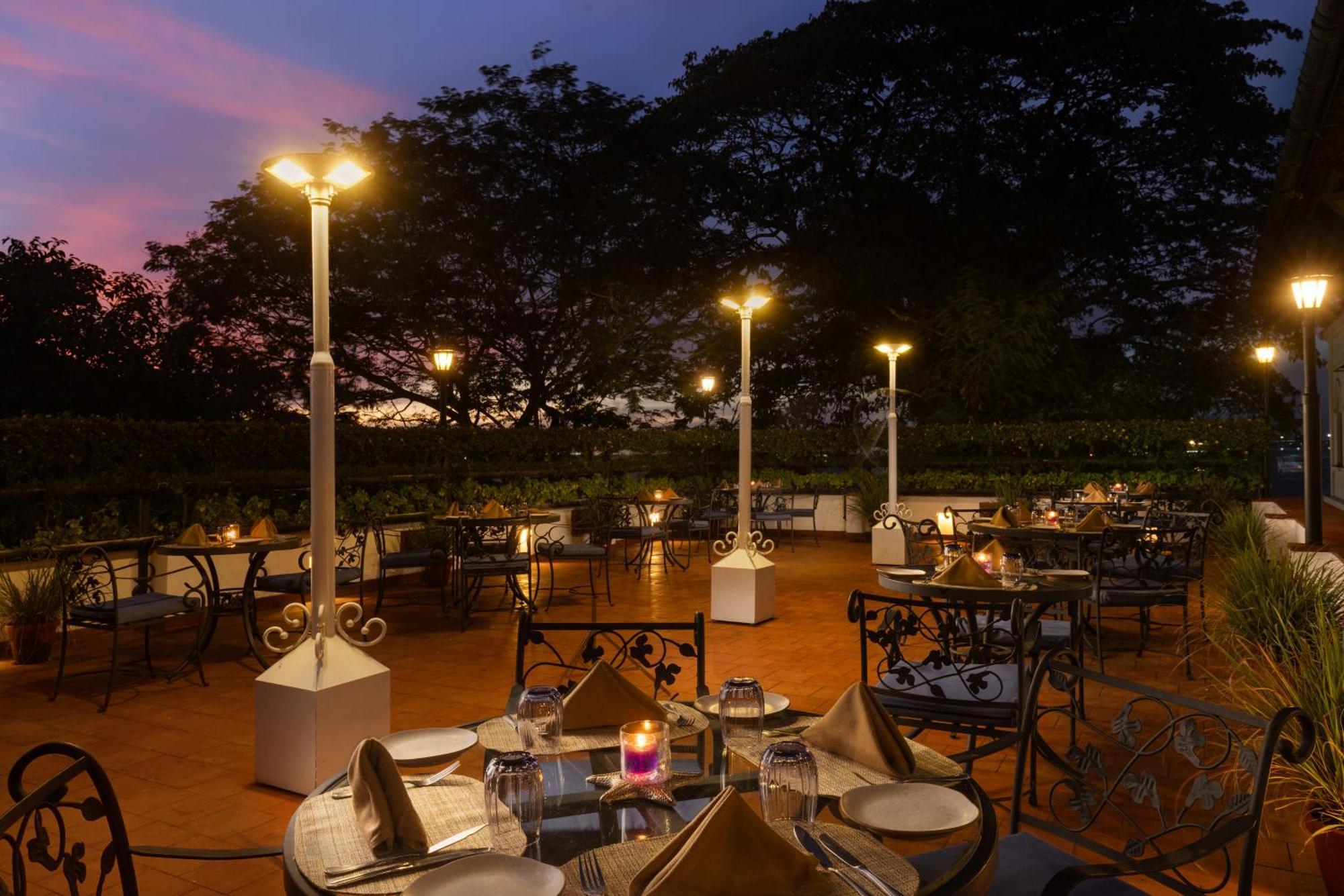บรุนตัน โบ๊ตยาร์ด - ซีจีเอช เอิร์ธ Hotel Kochi ภายนอก รูปภาพ